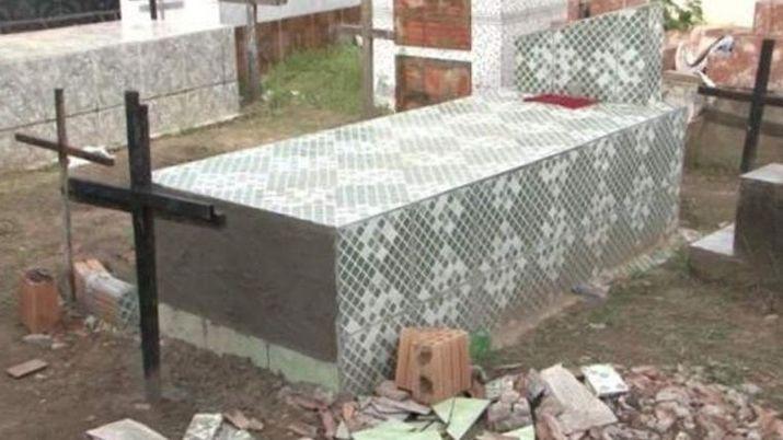 Una mujer fue enterrada viva y murioacute tratando de salir del atauacuted