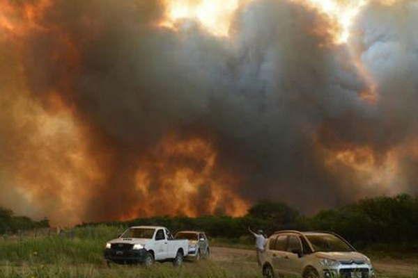 Buscan combatir dos focos de incendio  activos en La Pampa