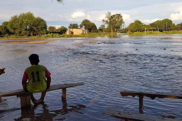 El riacuteo Pilcomayo avanza sobre Formosa y obliga a evacuar