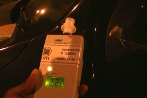 Estaba ebrio rompioacute la pipeta en un control huyoacute y lo hallaron durmiendo en la vereda de su casa