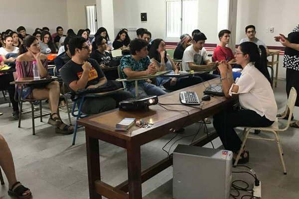 Se realizoacute la charla taller sobre becas para alumnos de la Unse