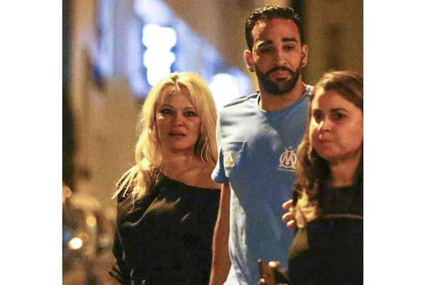 Pamela Anderson habloacute sobre su relacioacuten sexual con una figura del fuacutetbol franceacutes