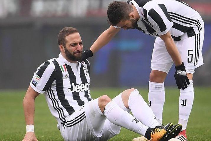 El jugador argentino quedó tendido tras el choque con el arquero rival
