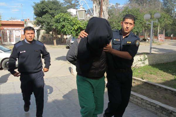 Remisero golpeoacute  a un ladroacuten y evitoacute que lo asaltara