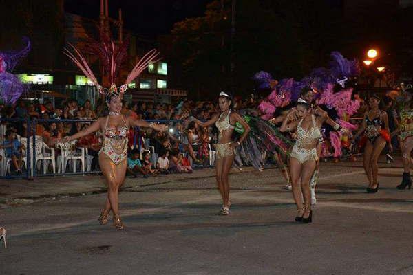 Masiva concurrencia  de puacuteblico en el final de los Corsos del Norte