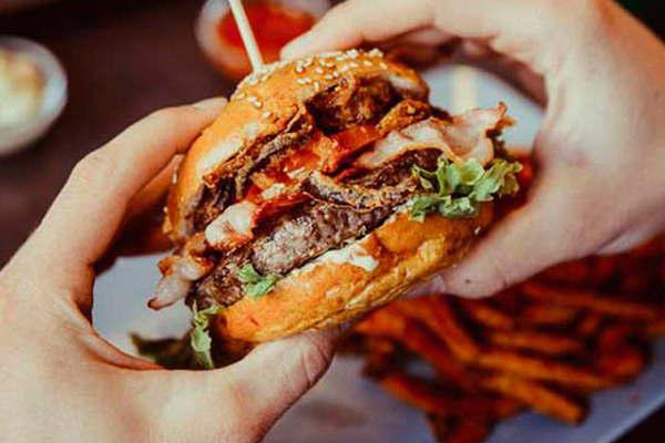 Por la cantidad de nintildeos con problemas estomacales advierten sobre el peligro de ingerir comidas chatarra en la viacutea puacuteblica