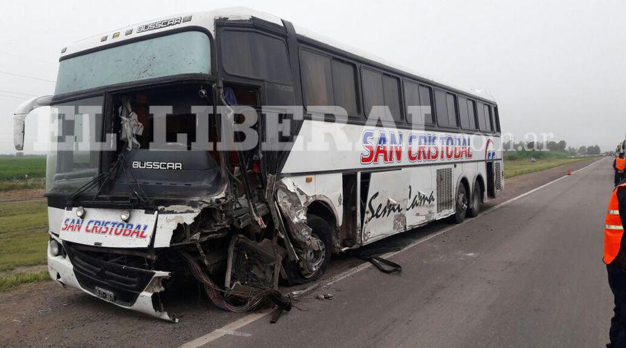 Ruta 34- choque entre un colectivo y una camioneta dejoacute dos muertos