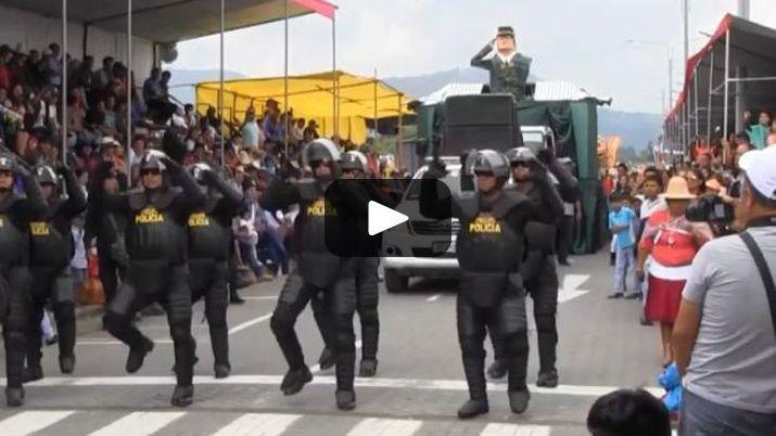Furor por video de policiacuteas bailando en un carnaval