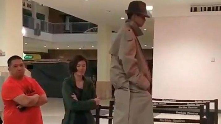 VIDEO El insoacutelito disfraz con el que intentaron colarse en el cine