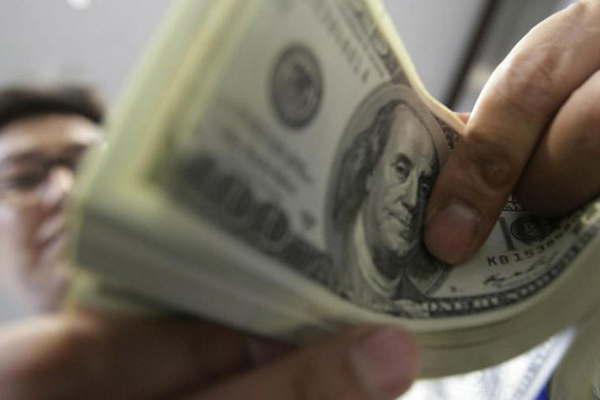 Mercado- El doacutelar trepoacute 13 centavos  y cerroacute a 2018