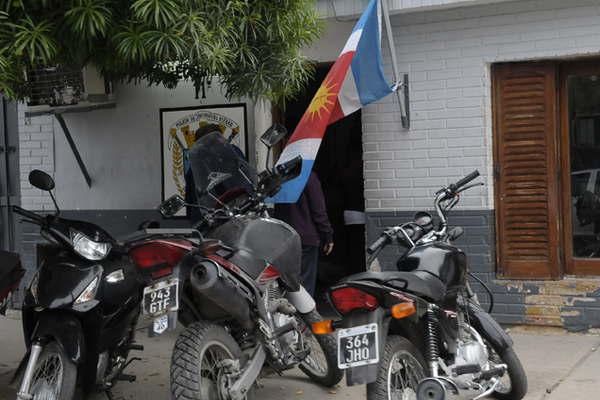 Ayudaba a un cliente y motochorros ingresaron a su negocio y le robaron