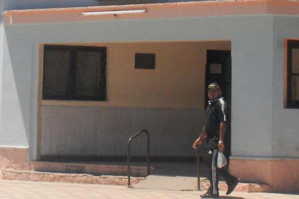 Sorprenden a ladroacuten con una bolsa de plasticor a medianoche