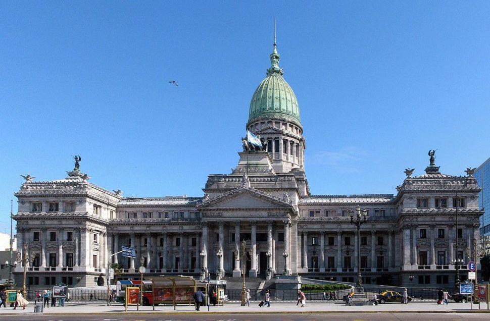 Policiacutea baleoacute a otro mientras limpiaba su arma en el Congreso