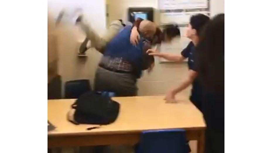 Indignante- Profesor tira al piso a un alumno de 12 antildeos