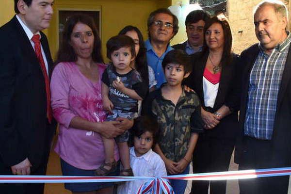 El gobernador Zamora  entregoacute viviendas sociales a familias de Capital y La Banda