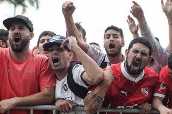 Hinchas del Rojo y de Gremio juntos en el vuelo a Brasil