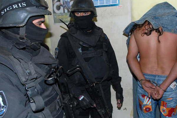 Adolescente fue violada por dos sujetos armados en el monte