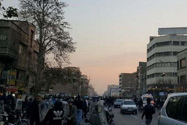 Cinco policiacuteas muertos y 300 detenidos en una violenta protesta de la minoriacutea sufiacute 