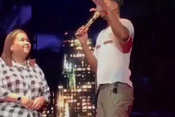 VIDEO Romeo Santos llevoacute la mano de una fanaacutetica a su pene
