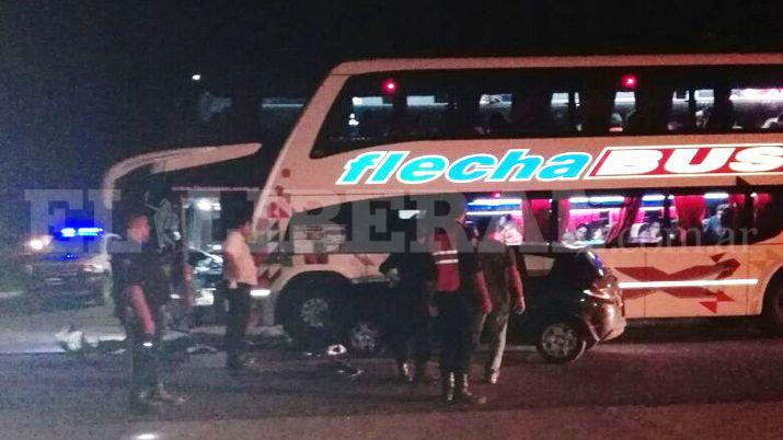 Violento choque entre un colectivo de pasajeros y un auto