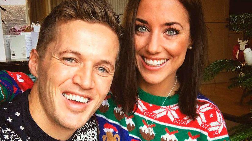 Se puso de novio con una mujer ideacutentica a su difunta esposa