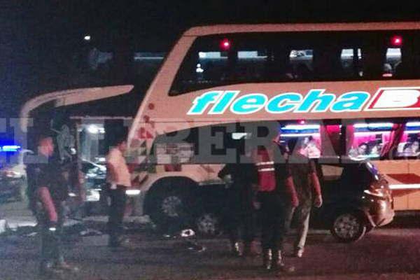 Violento choque de colectivo con un auto