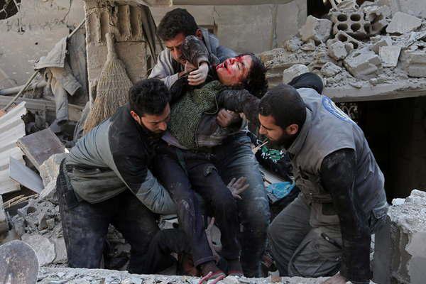 Nuevos bombardeos al principal feudo opositor en Siria dejan 38 muertos y cientos de heridos