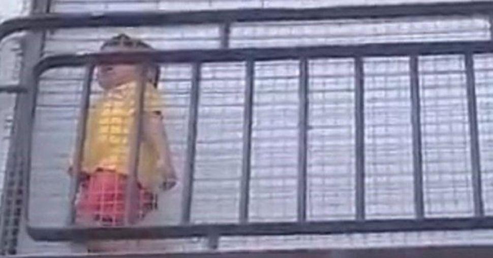 Poleacutemica por un nene de cuatro antildeos caminando en el balcoacuten de un jardiacuten