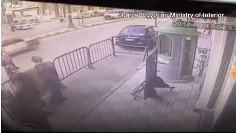 Un policiacutea atrapa a un nintildeo que cae de un tercer piso