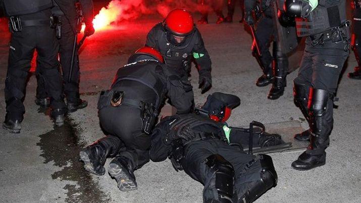 Un policiacutea muerto tras una pelea entre hinchas