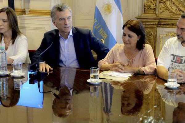 A 6 antildeos de la tragedia Macri recibioacute a familiares de Once