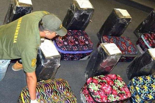 Secuestran casi 400 kilos de cocaiacutena  que se traficaban desde la Embajada rusa