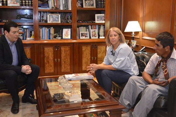 El gobernador Zamora  recibioacute al padre de Marito Salto y su abogada 