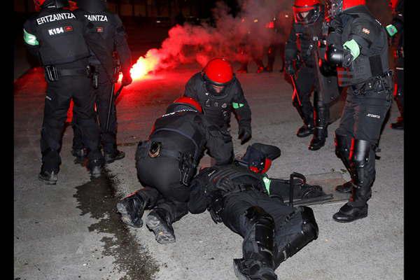 Murioacute un policiacutea en un incidente entre hinchas 