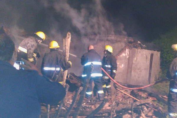 Se incendioacute una casa y sospechan que se tratoacute de una venganza