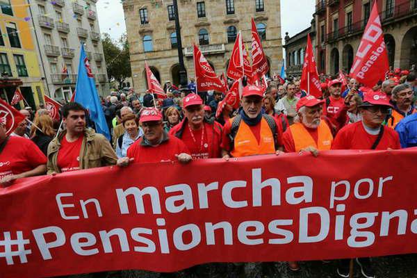 Miles de jubilados protestaron por pensiones dignas que suban al ritmo de la inflacioacuten