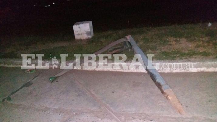 Camionero se durmioacute y derriboacute dos columnas de alumbrado