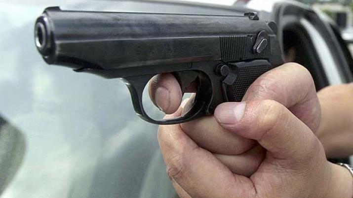 Le apuntó con un revólver