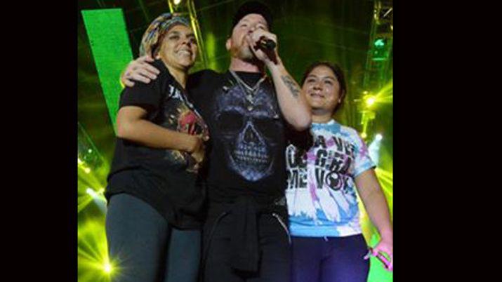 La Beriso hizo subir al escenario a una fanaacutetica que lucha contra el caacutencer