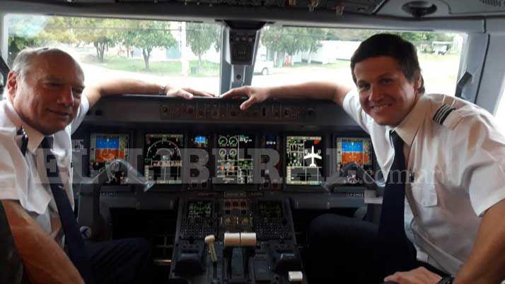 Un piloto de Austral se jubiloacute y fue despedido en el aeropuerto de Santiago