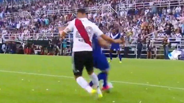 VIDEO  La jugada de la poleacutemica- iquestfue penal para Veacutelez