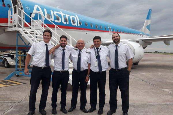 Un piloto de Austral se jubiloacute y fue despedido en el aeropuerto de Santiago