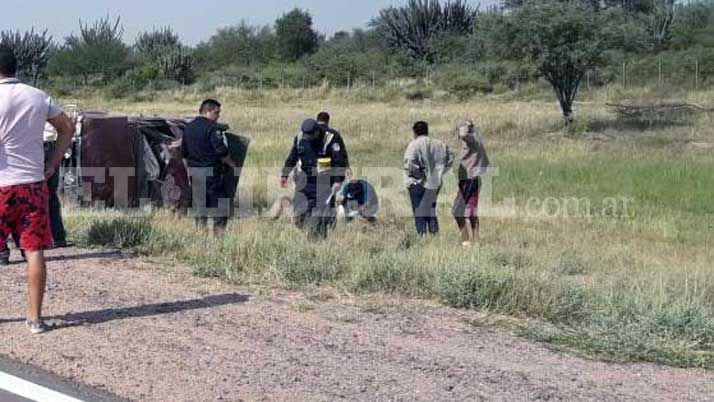 Tres hombres resultaron heridos tras vuelco en Monte Redondo