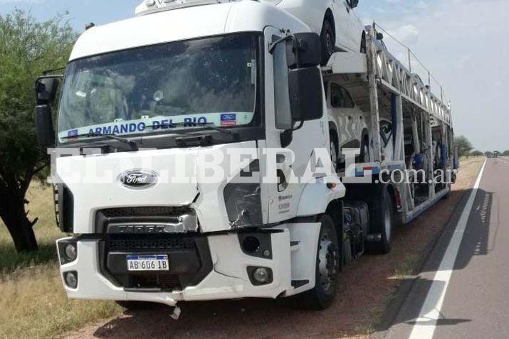 Camioacuten que transportaba automoacuteviles chocoacute una vaca