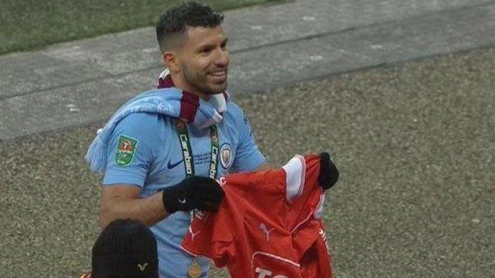 El Kun festejoacute la Copa de Liga con la camiseta del Rojo