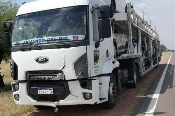 Un camioacuten que transportaba automoacuteviles 0km chocoacute una vaca 