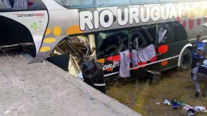 Entre Riacuteos- un micro de un equipo infantil de fuacutetbol chocoacute y murieron dos pasajeros