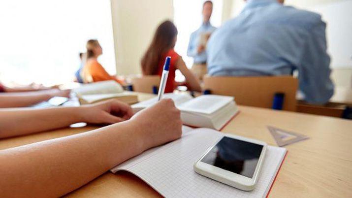 Los celulares estaraacuten prohibidos en las escuelas de Francia