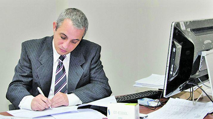 Seguiraacute preso el acusado de asesinar a un hombre en una rintildea de gallo