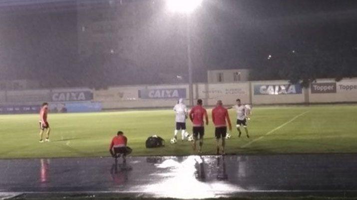 La lluvia torrencial no dejoacute que River reconociera el campo